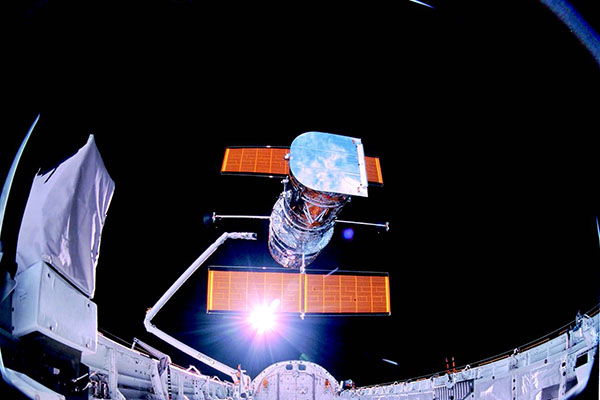 Hubble and Discovery mere inches apart, moments after Steve Hawley
released the shuttle’s robotic arm.